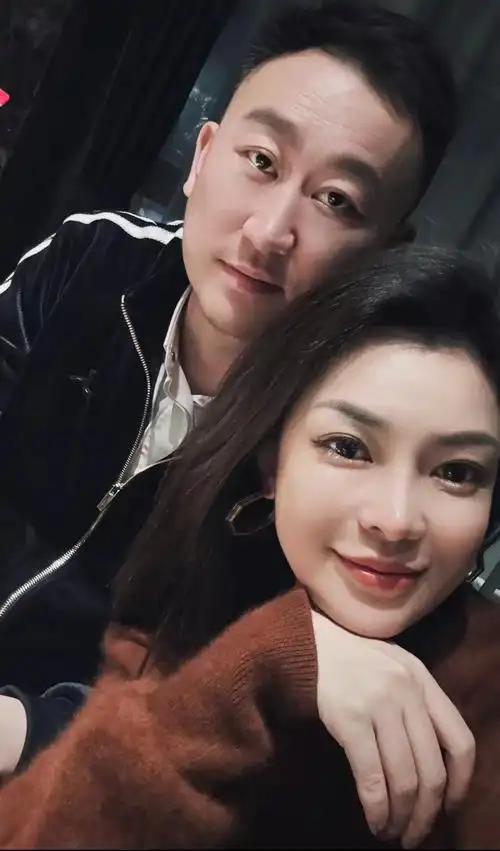 00万后离婚还当女儿面给小三献吻冰球突破CBA教练出轨找老婆要4(图3)