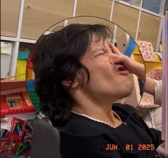 与女儿玩耍小奶黄活泼可爱酷似郭碧婷！冰球